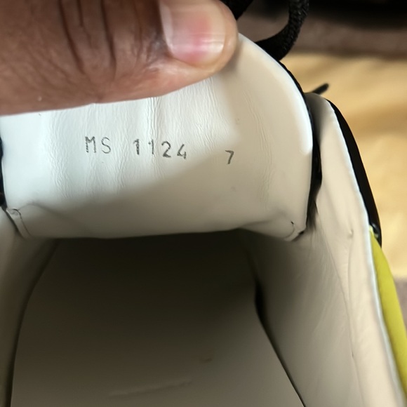 Louis Vuitton - Picture 6 of 6